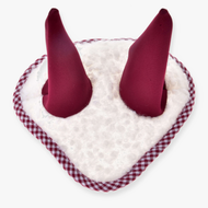 Bonnet d’oreilles cube rouge de Hobby Horse LarDen, peluche blanche en forme de cœur avec bordure vichy rouge et deux cônes bordeaux hauts, rappelant un bonnet d’oreilles fantaisie pour Hobby Horse.
