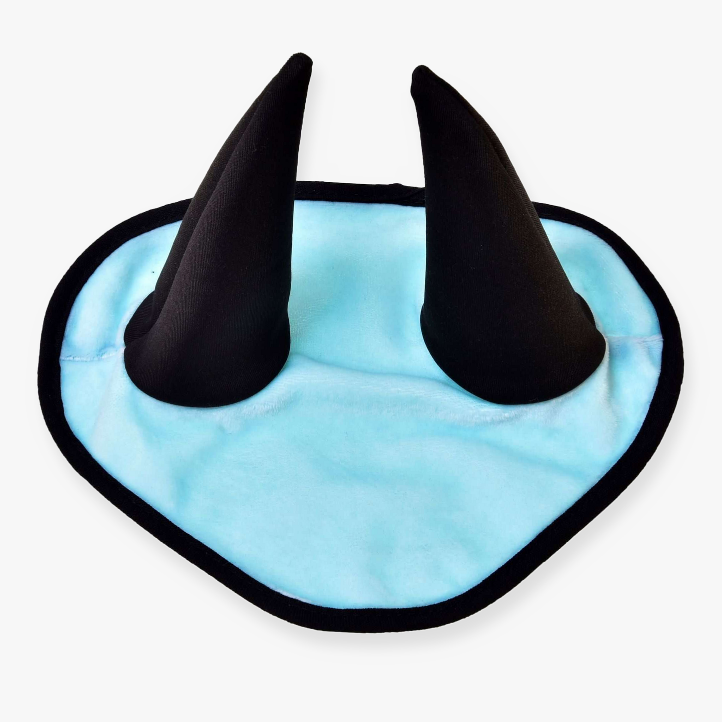 Bonnet d'oreilles bleu glace de Hobby Horse LarDen avec design bleu glace clair, deux longues pointes noires et une bordure noire, présenté à plat sur fond blanc.