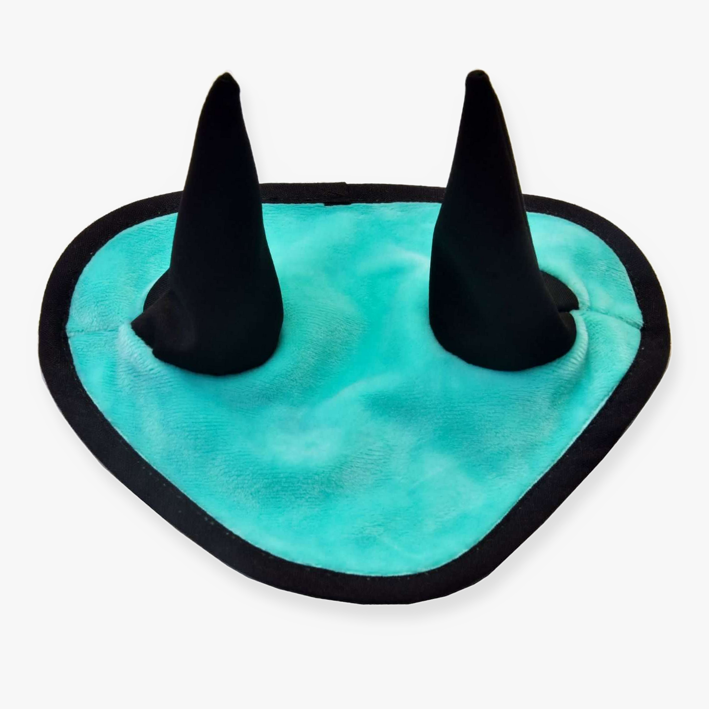 Bonnet d’oreilles Menthe de Hobby Horse LarDen avec coussin triangulaire en tissu turquoise et noir et deux « oreilles » droites en forme de cône, idéal comme bonnet d’oreilles pour Hobby Horse ou pour la protection contre les mouches.