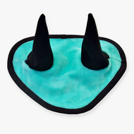 Bonnet d’oreilles Menthe de Hobby Horse LarDen avec coussin triangulaire en tissu turquoise et noir et deux « oreilles » droites en forme de cône, idéal comme bonnet d’oreilles pour Hobby Horse ou pour la protection contre les mouches.
