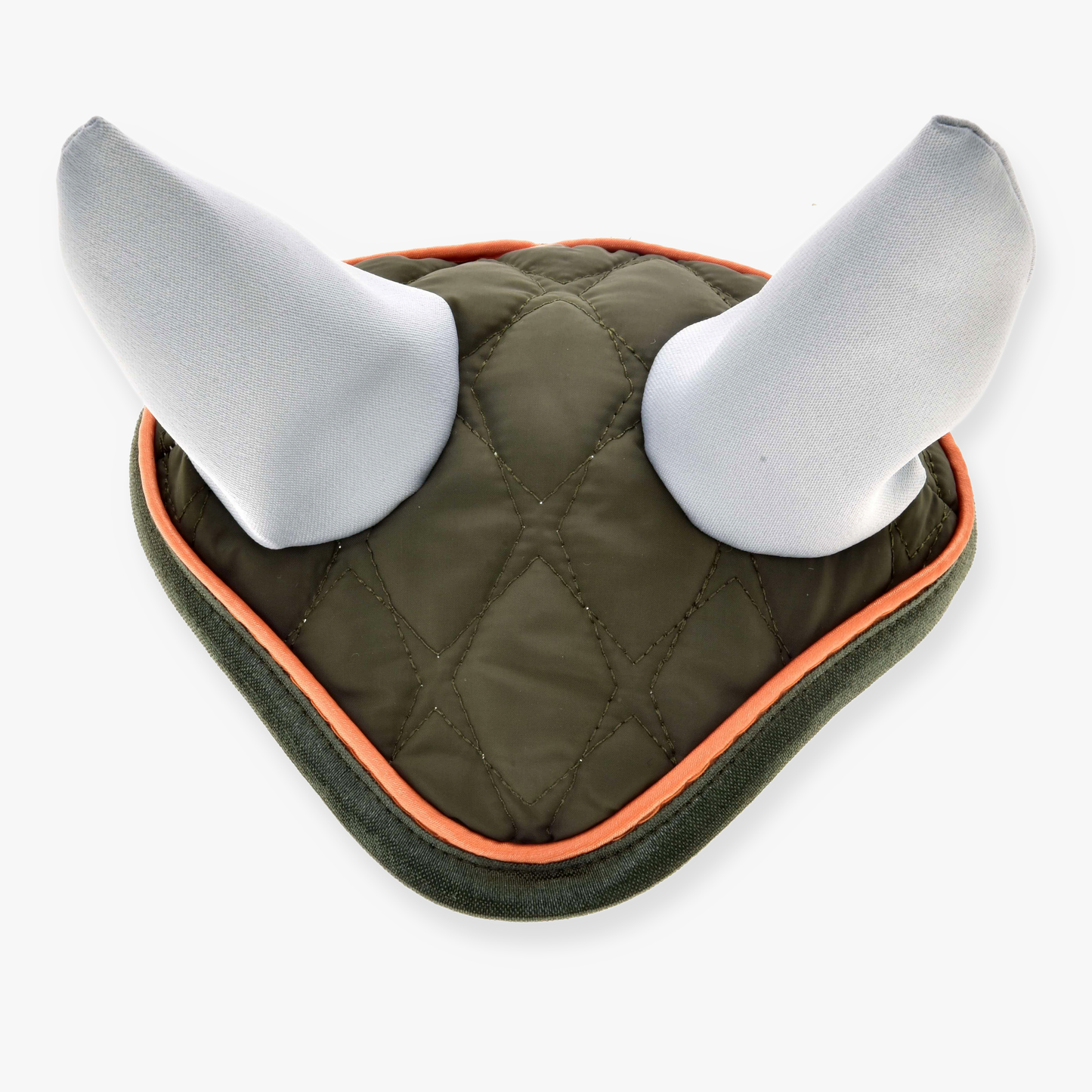 Bonnet d'oreilles Sport de Hobby Horse LarDen, bonnet d’oreilles rembourré et matelassé vert olive avec bordure orange et cornes grises souples, de forme triangulaire et parfait pour les Hobby Horses, offrant une protection idéale contre les insectes.
