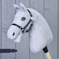Construis ton cheval de related_to_12441055625556, Hobby Horse fait main avec tête grise en peluche, licol noir et bâton en bois, présenté sur fond de panneaux en bois gris.