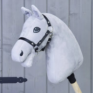 Construis ton cheval de related_to_12441055625556, Hobby Horse gris clair avec crinière brun alezan et bride noire, monté sur un bâton en bois et photographié devant un mur en bois gris.