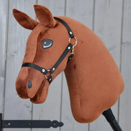 Construis ton cheval, tête de Hobby Horse personnalisée en peluche avec tête brun alezan foncé, licol noir et crinière marron et blanche, montée sur un bâton, présentée sur fond en bois gris.