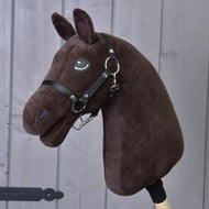 Construis ton cheval par related_to_12441055625556 avec tête marron foncé, bride noire, crinière blanche en fil et bâton en bois, présenté sur fond de panneaux en bois gris.