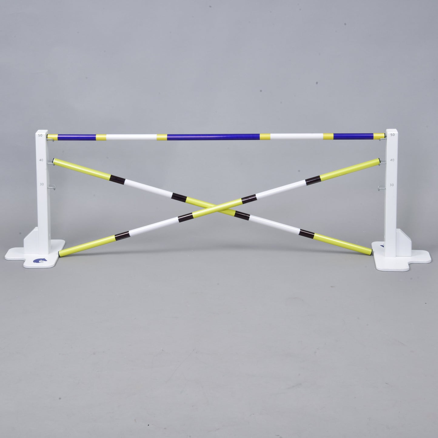 Obstacle 50 cm / 20 inch avec poteaux supplémentaires de Hobby Horse LarDen, obstacle réglable blanc et jaune avec barres croisées et marquages de mesure, idéal pour le Hobby Horsing et les activités ludiques en intérieur ou en extérieur.