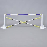 Obstacle 50 cm / 20 inch avec poteaux supplémentaires de Hobby Horse LarDen, obstacle réglable blanc et jaune avec barres croisées et marquages de mesure, idéal pour le Hobby Horsing et les activités ludiques en intérieur ou en extérieur.