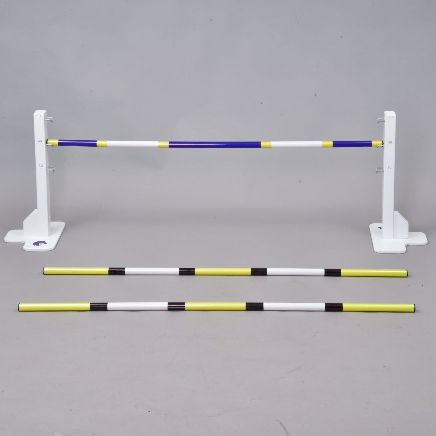 Obstacle 50 cm / 20 inch avec poteaux supplémentaires de Hobby Horse LarDen, comprenant trois poteaux rayés — deux au sol et un surélevé — formant un obstacle réglable pour l'entraînement équestre, l'agility canine ou le Hobby Horsing, adapté à une utilisation en intérieur ou en extérieur.