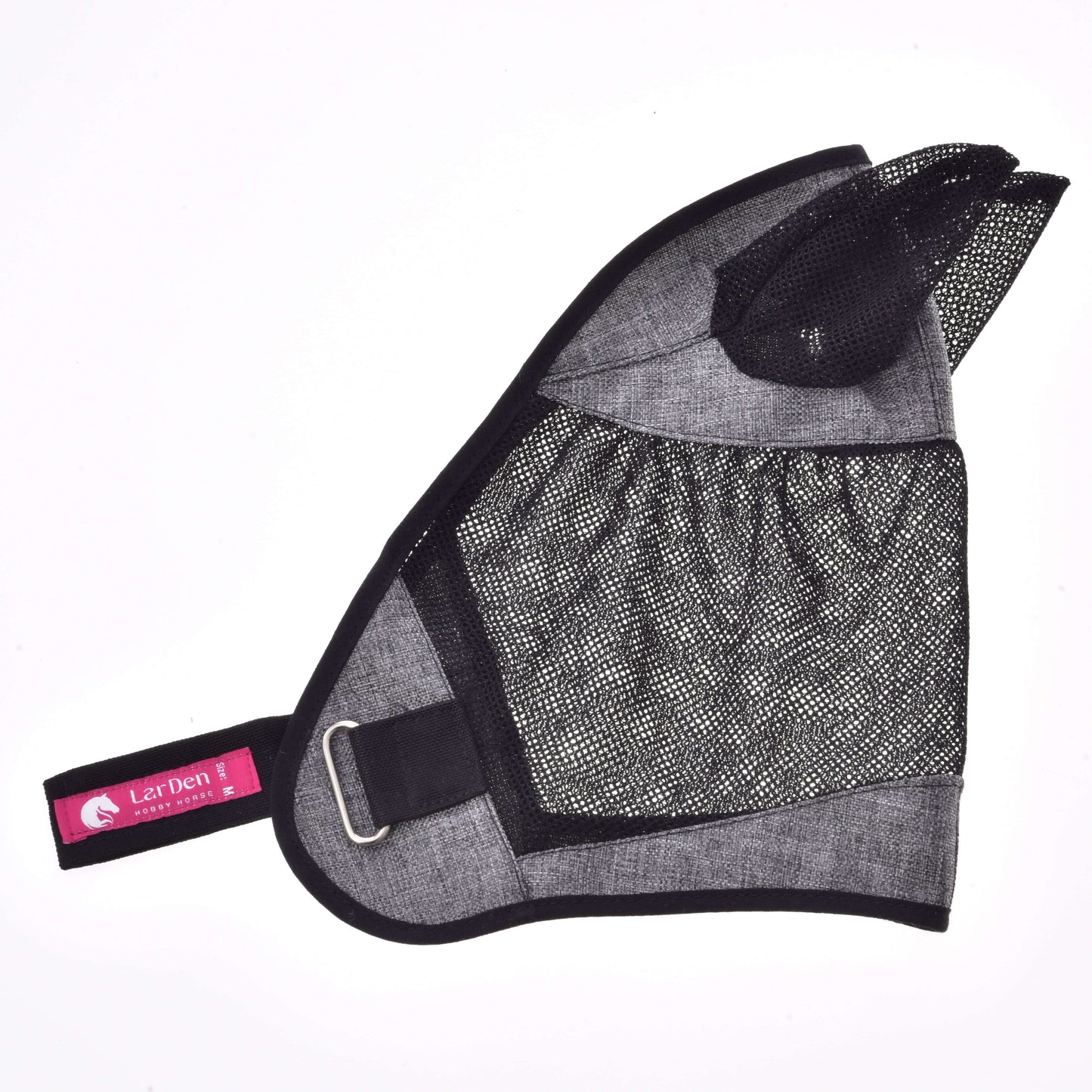 Masque anti-mouches De Luxe Gris Clair de Hobby Horse LarDen avec maille grise et noire, protège-oreilles en maille, étiquette rose LarDen et sangle velcro avec anneau métallique — lavable pour chevaux ou pour usage Hobby Horse. Présenté sur fond blanc.