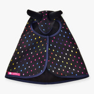 Imperméable Reine Étincelante de Hobby Horse LarDen, cape noire avec motifs de losanges colorés, deux cornes noires souples sur la capuche et étiquette rose Laz Pet à l’ourlet, présentée à plat sur fond blanc.