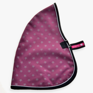 Couverture d'écurie violette de Hobby Horse LarDen avec étoiles gris clair, bordure noire et sangle noire avec étiquette rose, présentée sur fond blanc.
