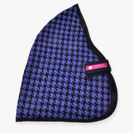 Bonnet d’oreilles pour cheval à motif pied-de-poule bleu et noir avec bordure noire et étiquette rose, parfait à associer avec votre couverture d'écurie bleue de Hobby Horse LarDen pendant l’entraînement du cheval ou les activités de Hobby Horse.