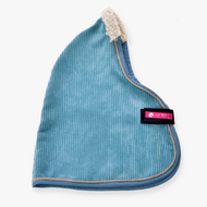 Couverture d'écurie Fougère de Hobby Horse LarDen, capuche en velours côtelé bleu clair avec bordure beige et dessus crème duveteux, avec étiquette rose et noire Lani Ben, stylée comme une couverture pour Hobby Horse et présentée sur fond blanc.