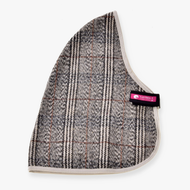 Couverture d'écurie à petits carreaux fins de Hobby Horse LarDen, couvre-oreilles à carreaux gris et beige avec bordure blanche et étiquette LeMieux rose, présenté sur fond blanc, idéal pour assortir à votre couverture d'écurie Fine Check pour Hobby Horse LarDen.