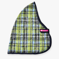 Manteau pour chien à carreaux verts, bleus et noirs avec bordure foncée et étiquette rose Lucy Dony. Inspiré de la Couverture d'écurie Citron Bleu de Hobby Horse LarDen pour plus de style et de confort. Présenté sur fond blanc.