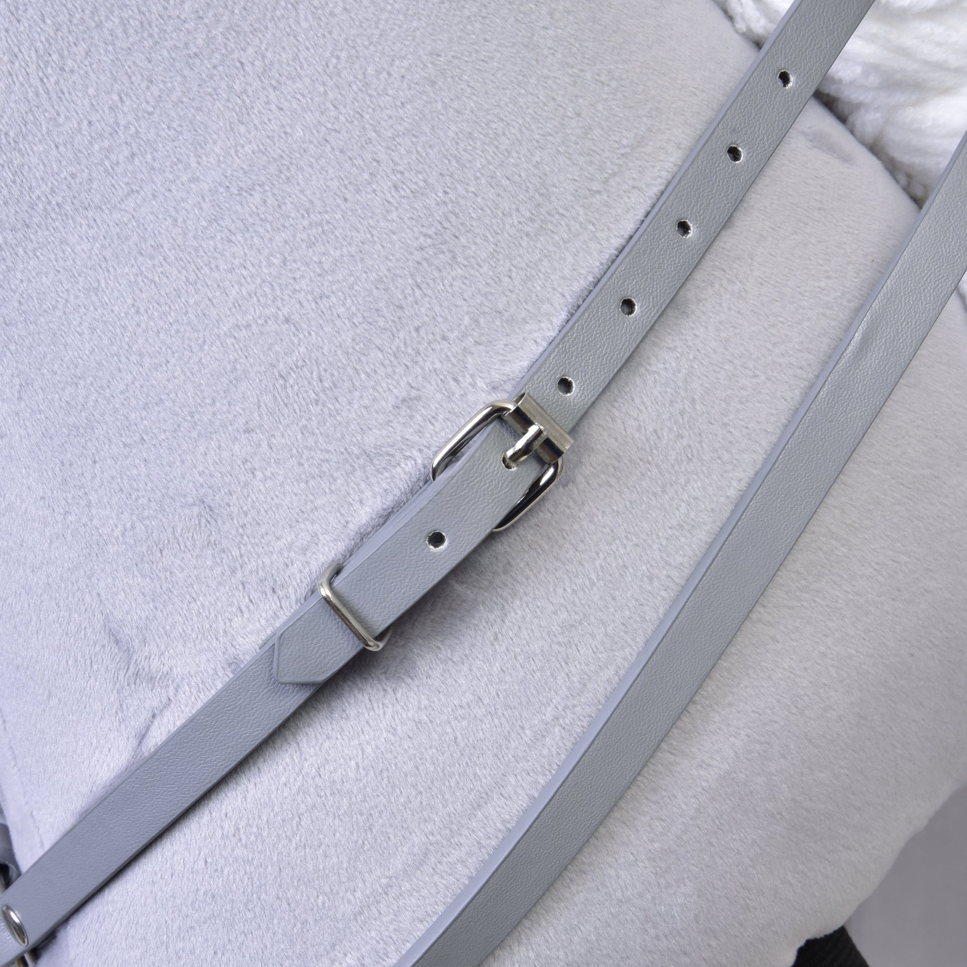 Ensemble gris en similicuir - bride, rênes et martingale